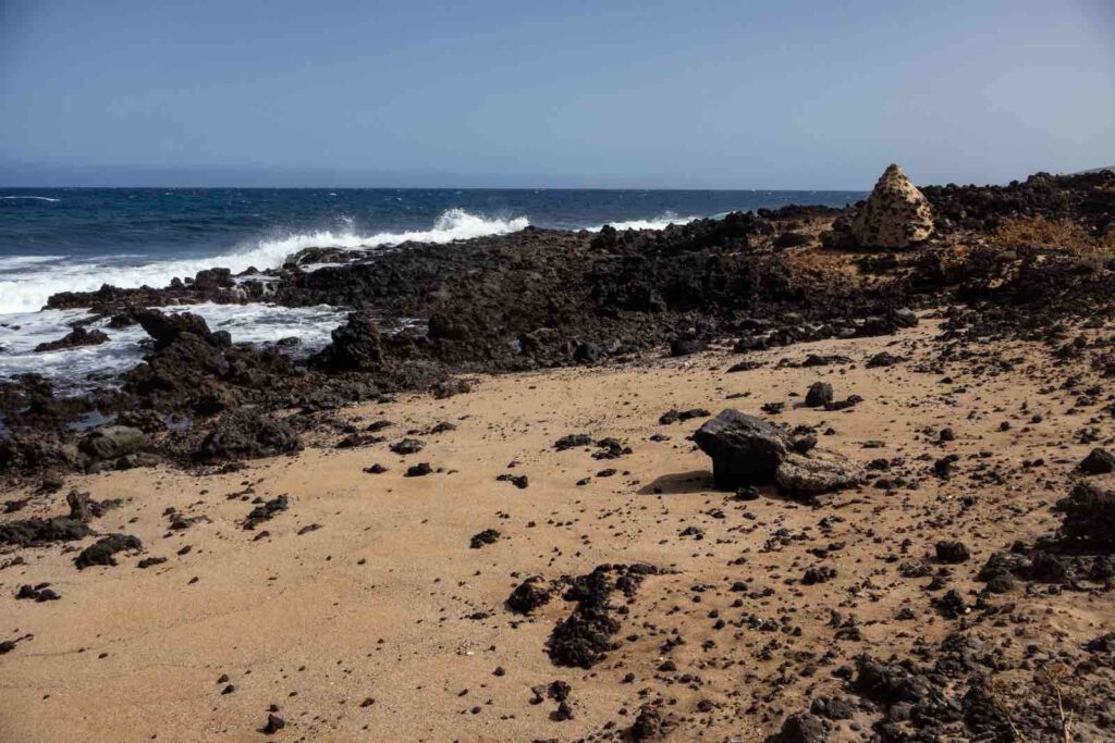 Kleiner schwarzer Lavastrand im Malpaís de Güímar auf Teneriffa