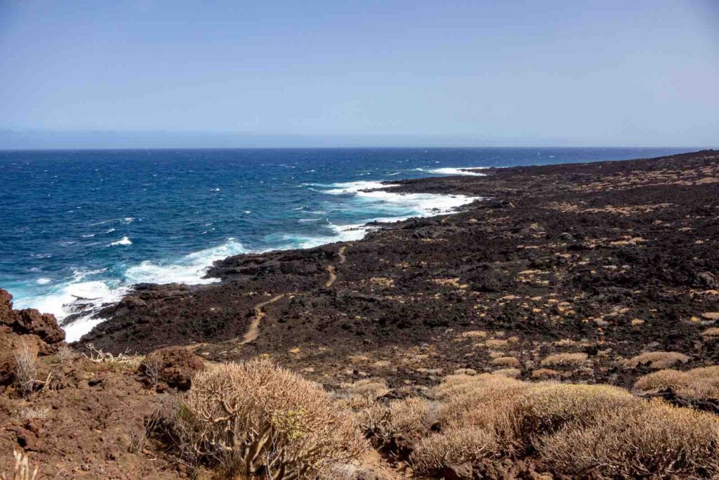 Blick entlang der wilden Lavaküste im Naturreservat Malpaís de Güímar