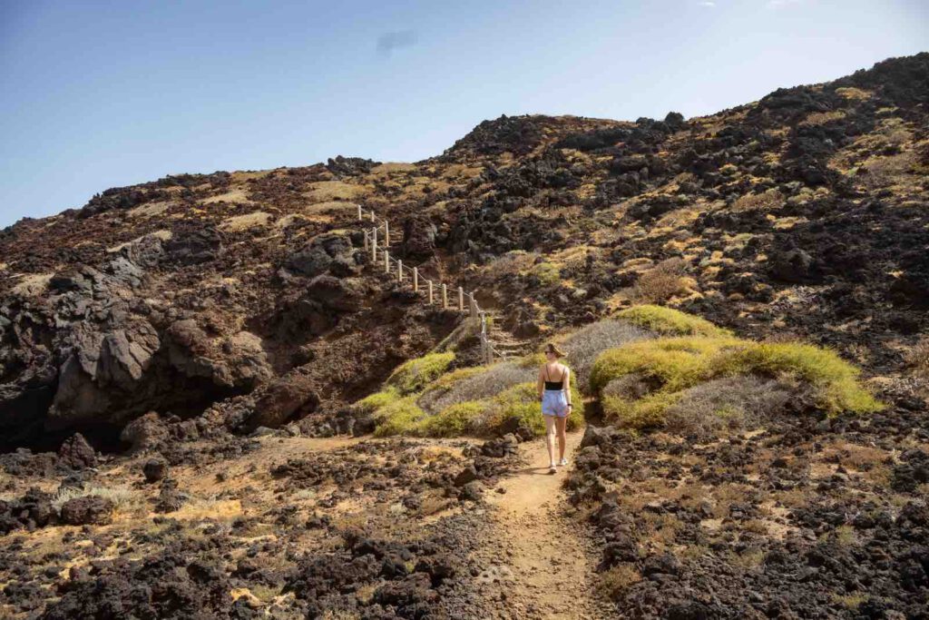 Wanderweg durch vulkanische Landschaft im Malpaís de Güímar auf Teneriffa