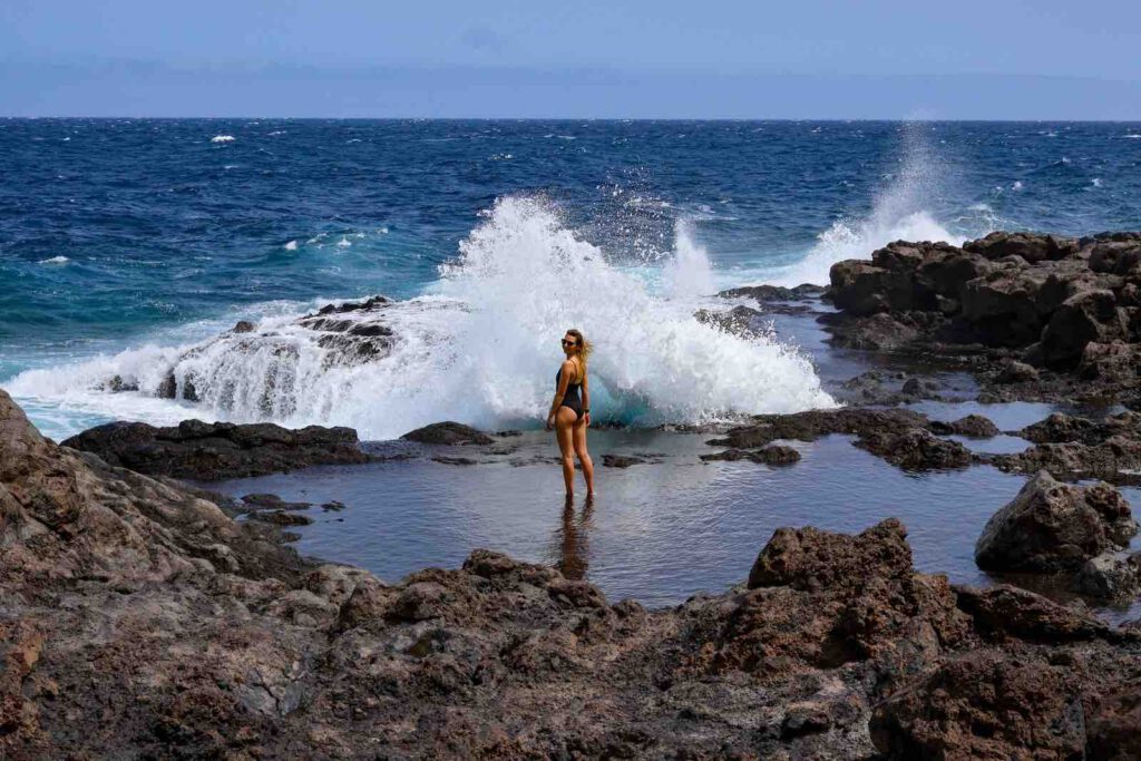 Raue Lavaküste mit Atlantikwellen im Naturreservat Malpaís de Güímar