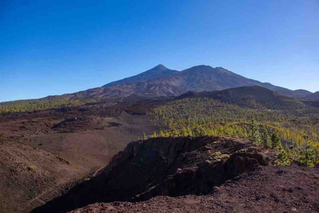 Teide und Vulkanhügel und Lavafelder in der Landschaft rund um die Montaña Samara auf Teneriffa