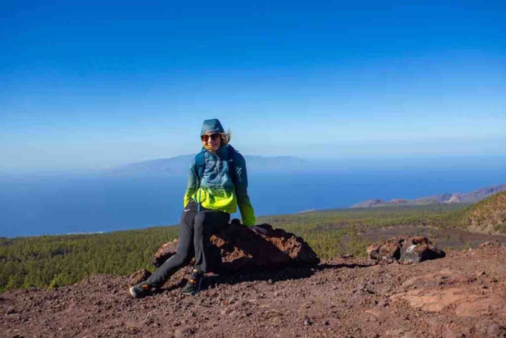 Wanderin Christin Großheim genießt die Aussicht auf die Vulkanlandschaft rund um die Montaña Samara auf Teneriffa