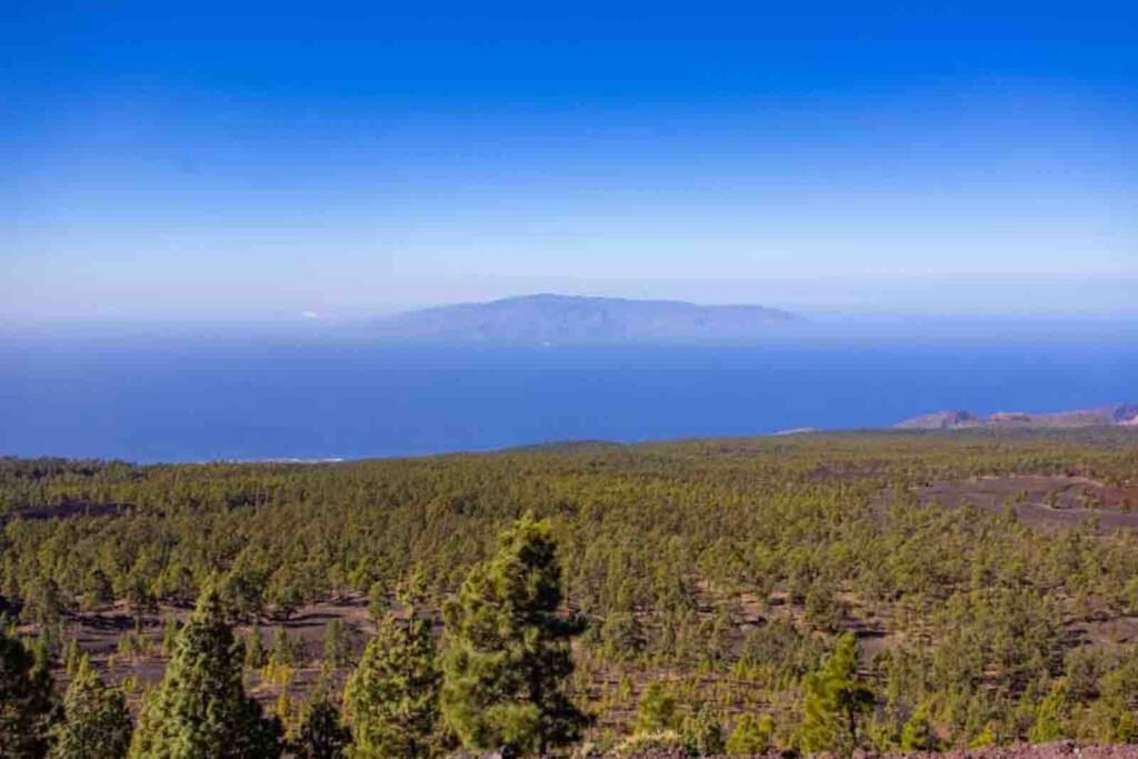 Blick über die weite Vulkanlandschaft und den Atlantik nahe der Montaña Samara auf Teneriffa