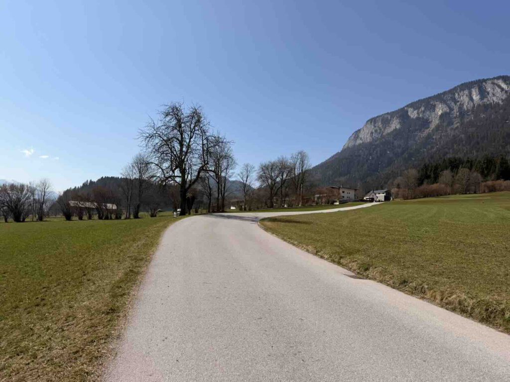 Breiter Spazierweg durch Felder bei Söll