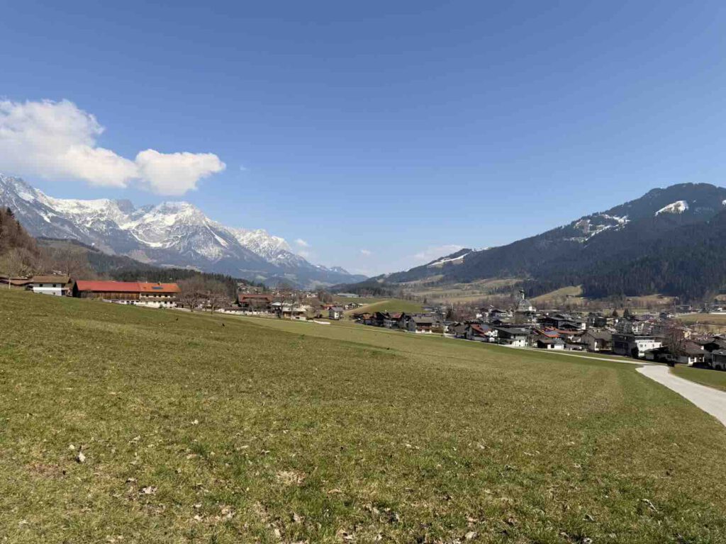 Offene Wiesenlandschaft bei Söll mit Bergblick