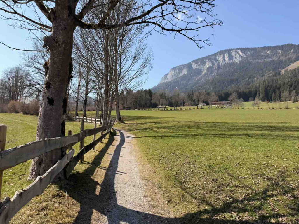 Wanderweg entlang eines Zauns mit Bergblick bei Söll