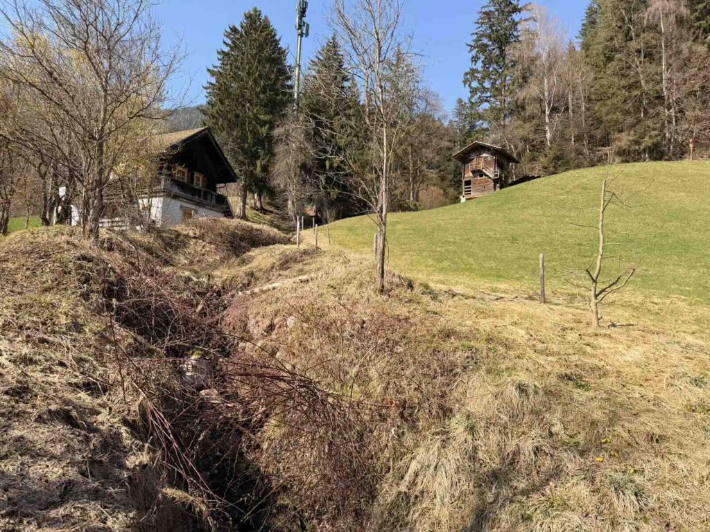 Wanderweg am Waldrand bei Söll mit Blick ins Tal