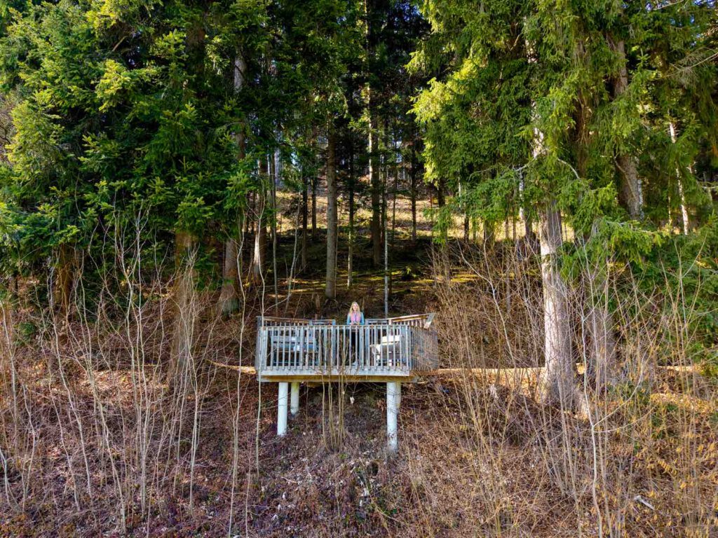Ruhige Holzplattform mit Bänken im Wald bei Söll
