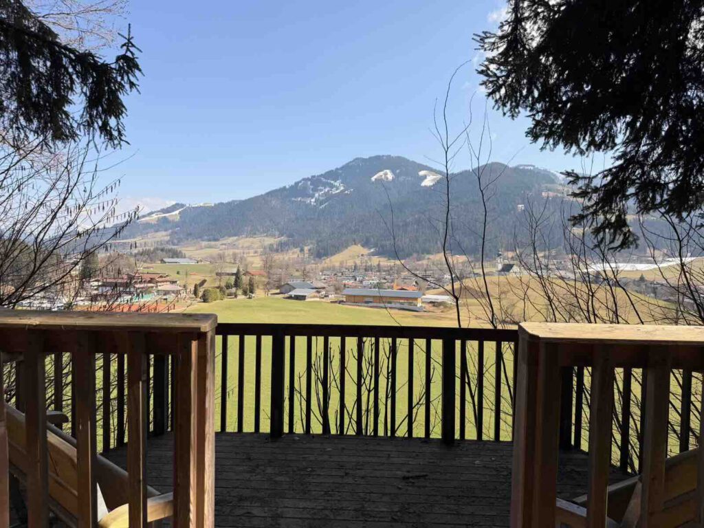 Aussichtsplattform im Wald mit Blick auf die Landschaft bei Söll