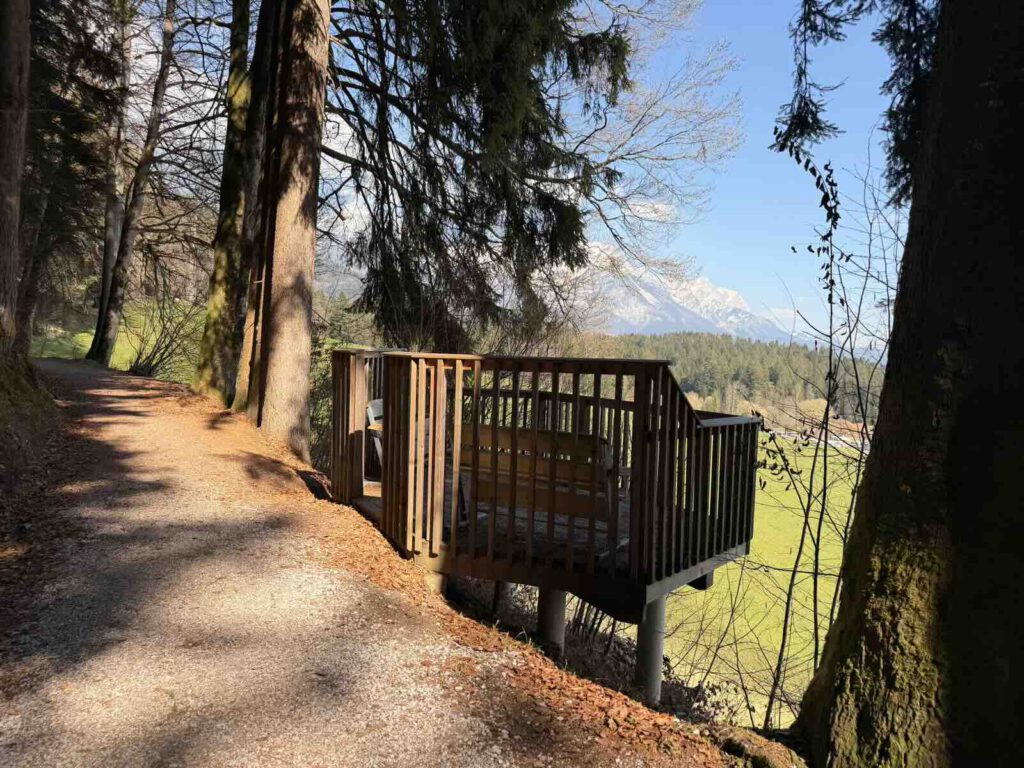 Schattiger Wanderweg im Wald bei Söll Tirol