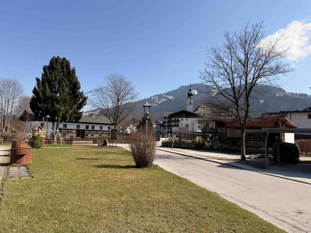 Weg durch das Dorf Söll mit Blick auf die Berge