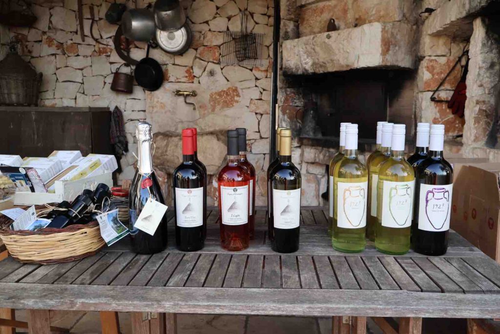 Puglia dei Trulli, weinverkostung apulien verschiedene weine flaschen verkostung
