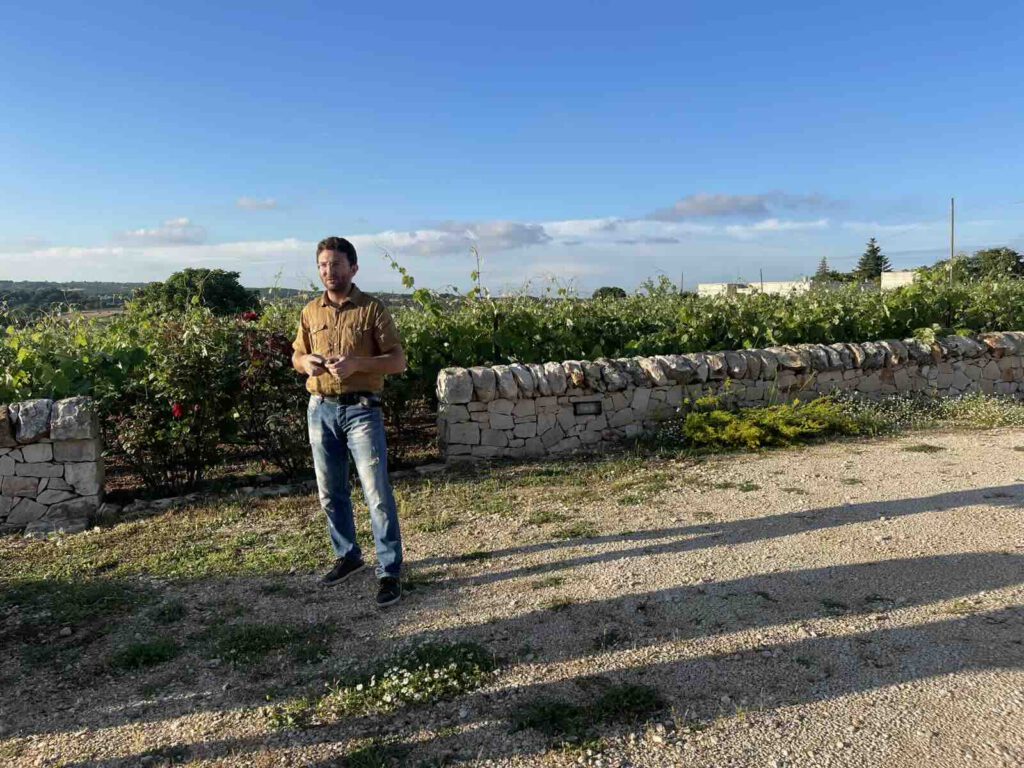 Puglia dei Trulli, weinverkostung apulien Besitzer/Gastwirt im weinberg martina franca landschaft