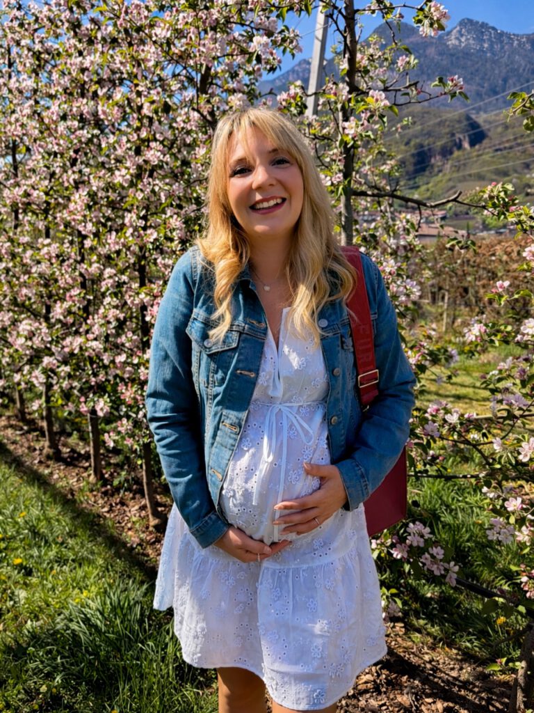 Christin Großheim in Apfelplantage bei der Apfelblüte am Kalterer See Südtirol