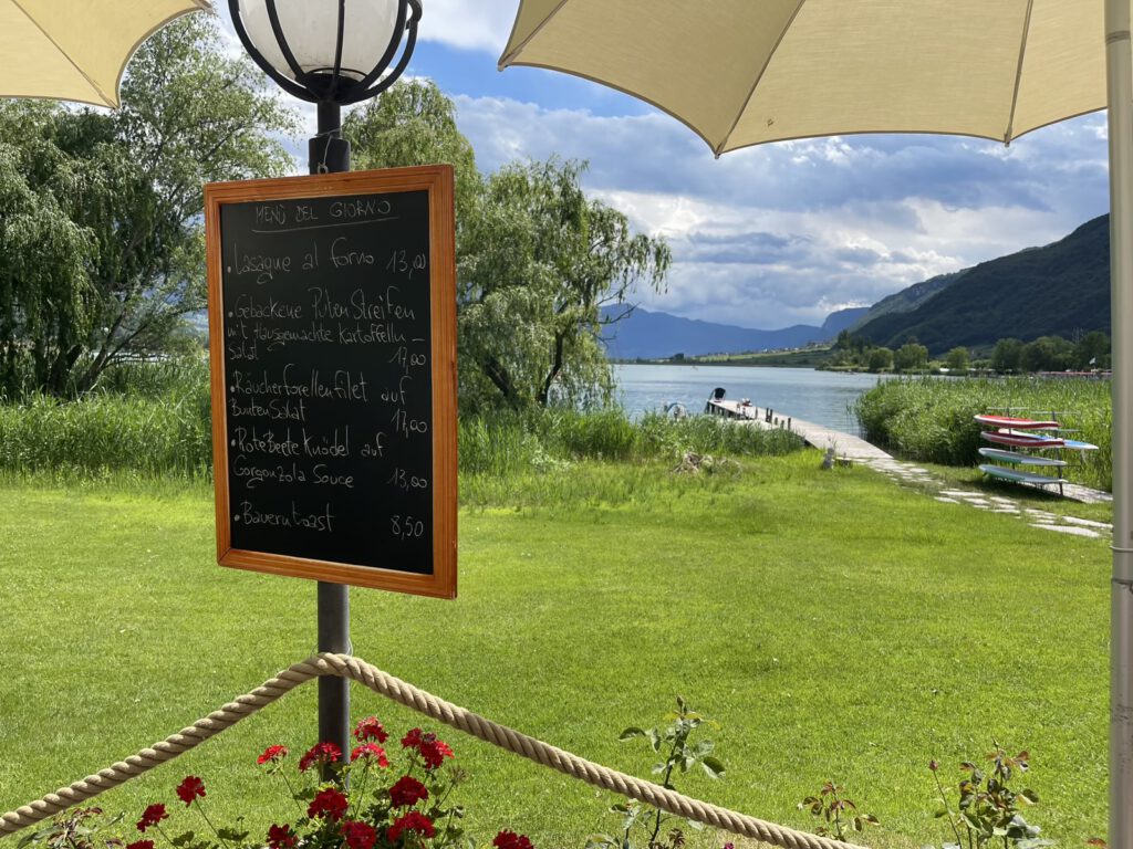 Speisekarte auf der Terrasse der See Wiesn mit Blick auf den Kalterer See