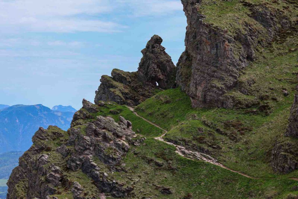 Wanderweg zum Klettersteig entlang steiler Felswände am Kitzbüheler Horn