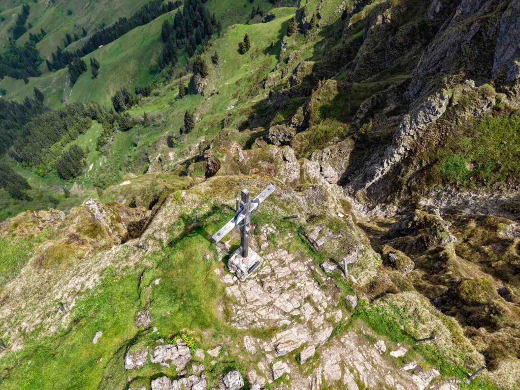 Schmaler Gratweg am Kitzbüheler Horn mit Blick ins Tal