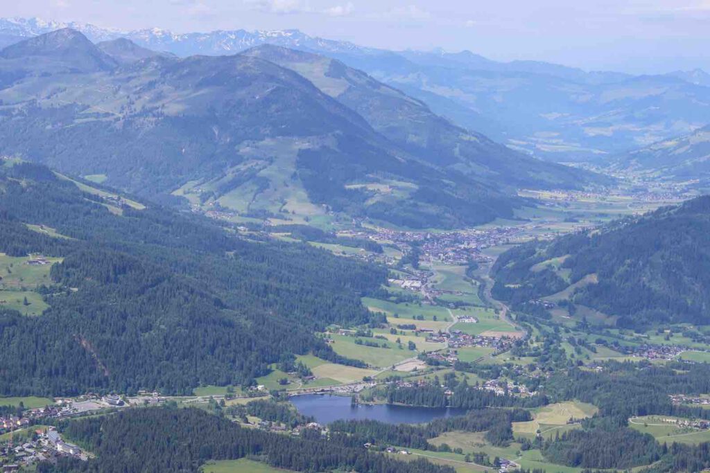 Panoramaausblick vom Kitzbüheler Horn auf die Tiroler Alpen und den Schwarzsee