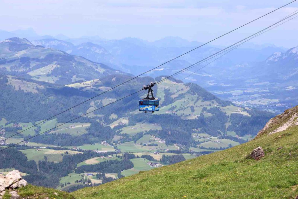 Seilbahn am Kitzbüheler Horn mit Blick ins Tal