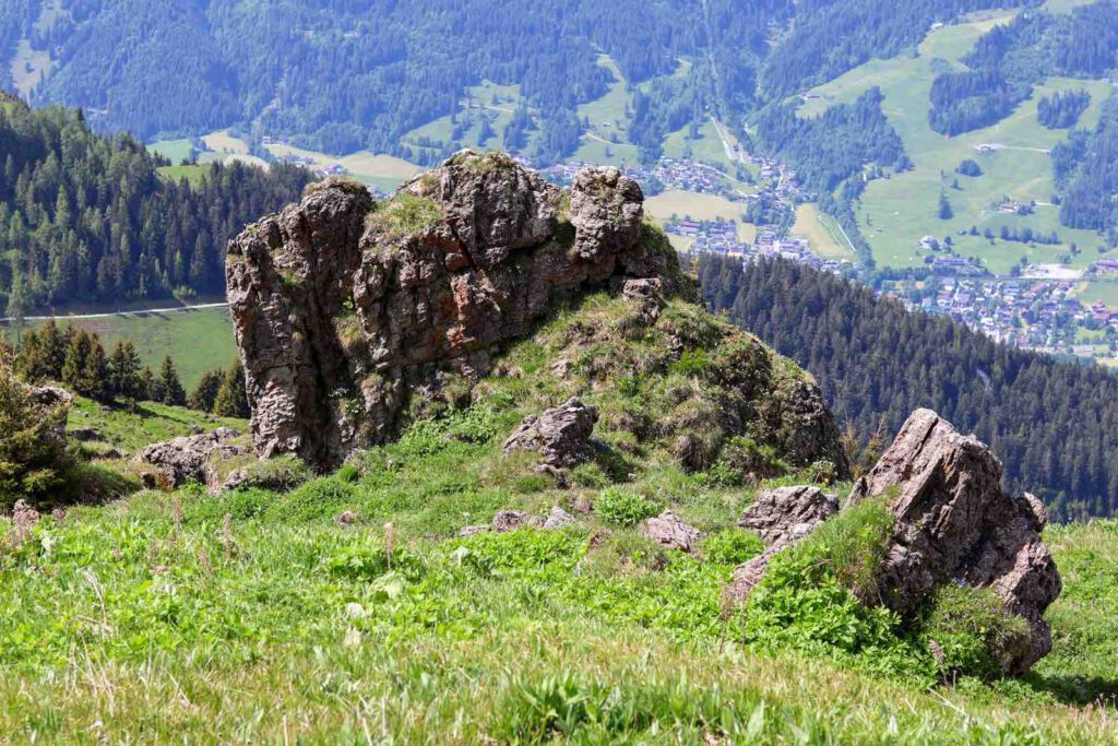 Felsformationen entlang des Wanderwegs am Kitzbüheler Horn