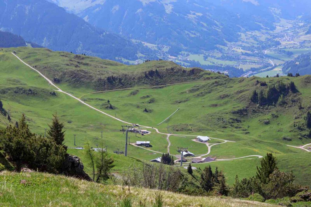 Grüne Berglandschaft mit Seilbahn am Kitzbüheler Horn