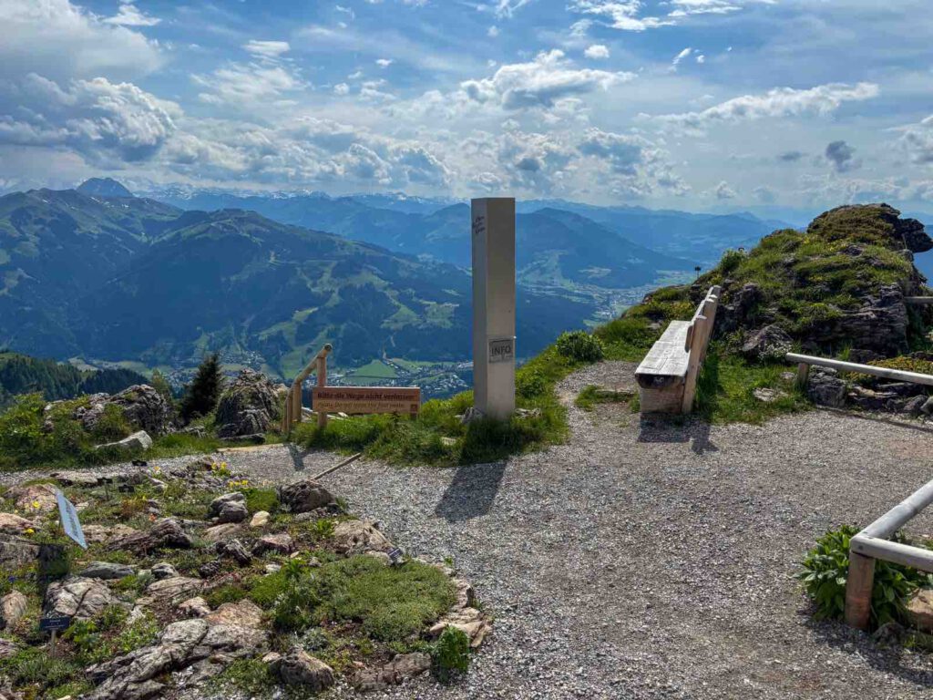 Aussichtspunkt mit Bank am Kitzbüheler Horn