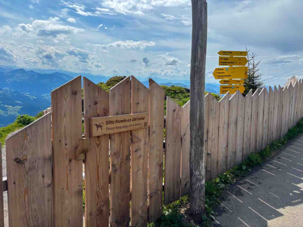 Eingang alpiner Garten Kitzbühler Horn