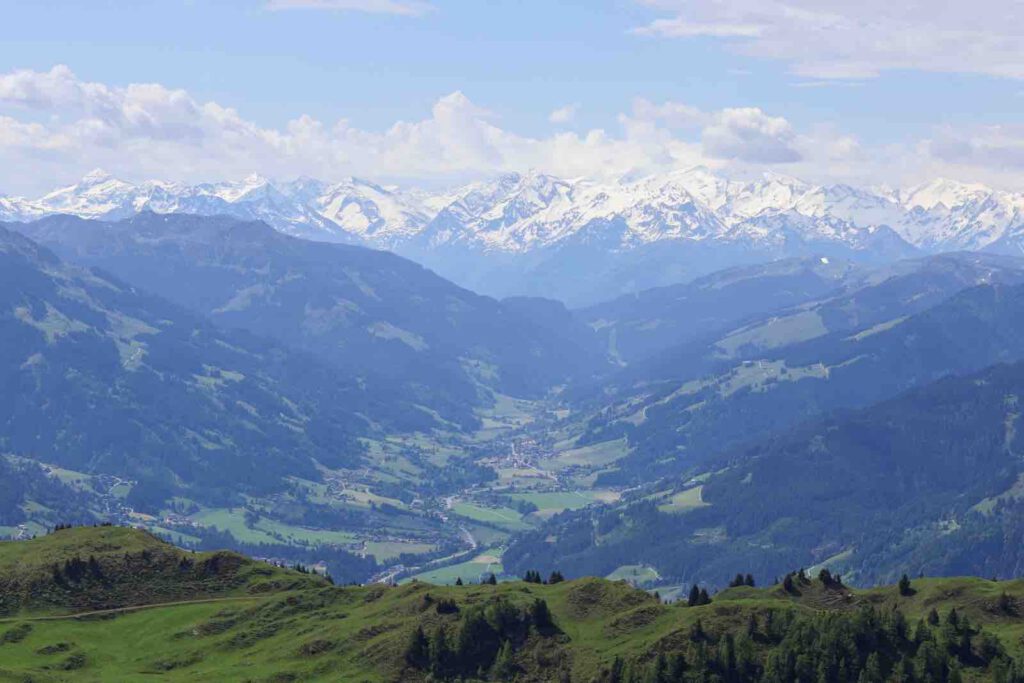Blick auf schneebedeckte Berge vom Kitzbüheler Horn