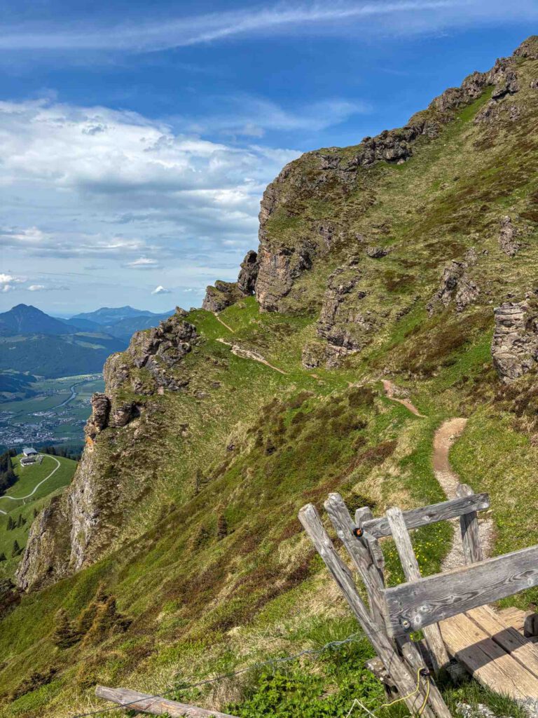Aussicht vom Wanderweg am Kitzbüheler Horn mit Blick auf Almwiesen - Klettersteig