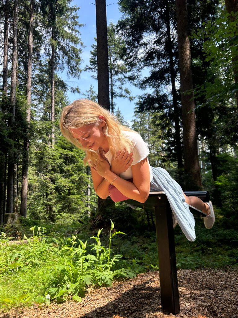 Christin Großheim macht Übung an Fitnessstation im Naturparkour Söll