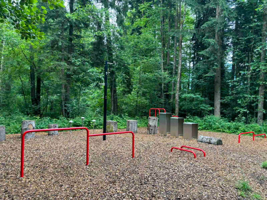 Fitnessgeräte im Naturparkour Söll im Wald