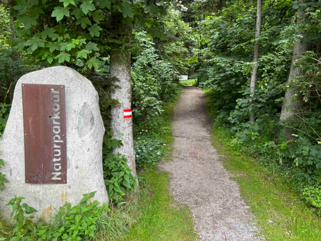 Einstieg zum Naturparkour Söll mit Wegmarkierung