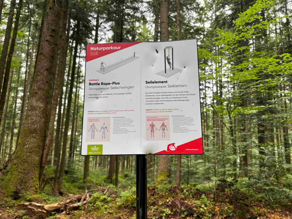 Informationstafel zu einer Übung im Naturparkour Söll