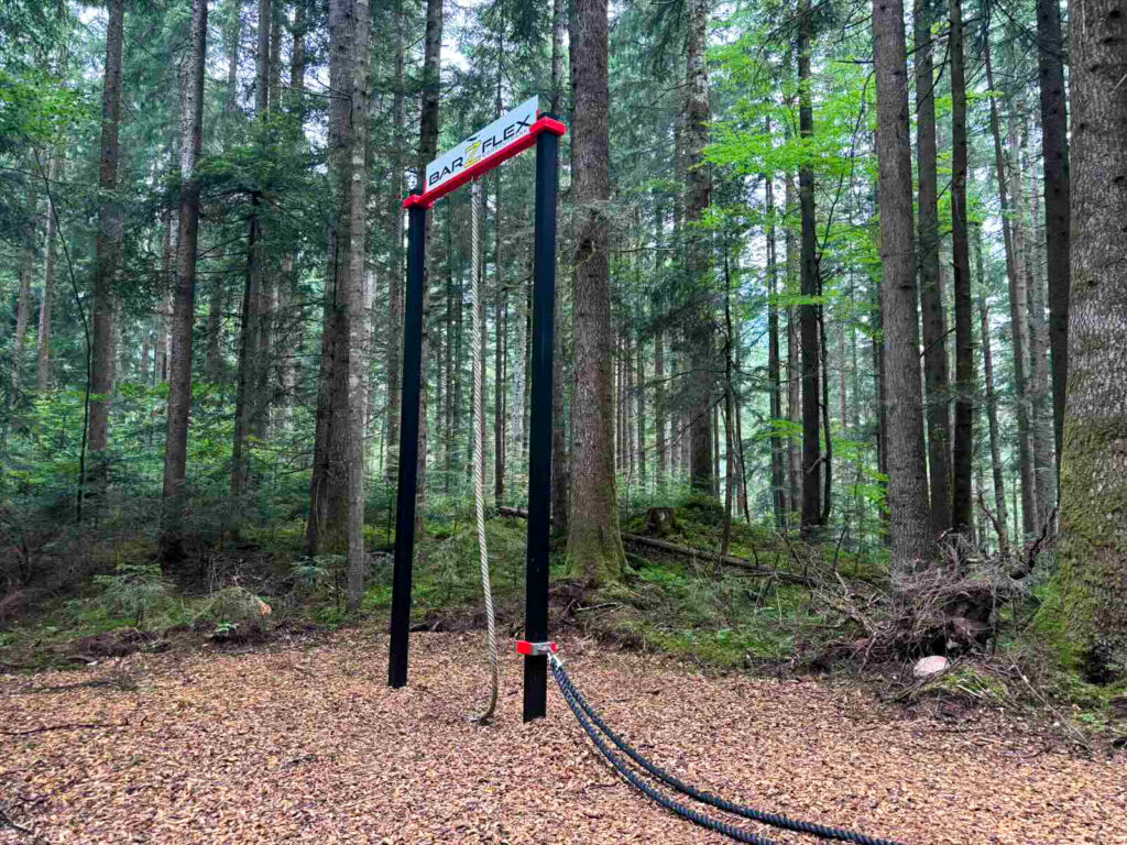 Fitnessstation mit Geräten im Wald beim Naturparkour Söll