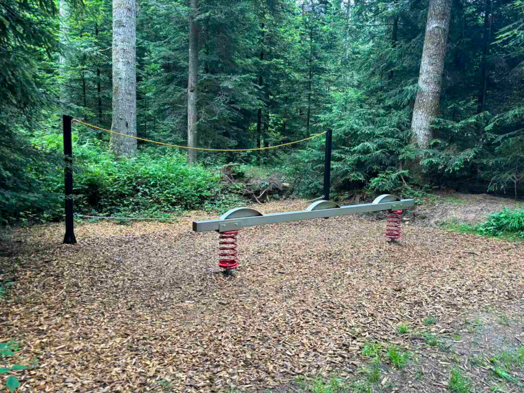 Balance- und Trainingsgeräte im Naturparkour Söll