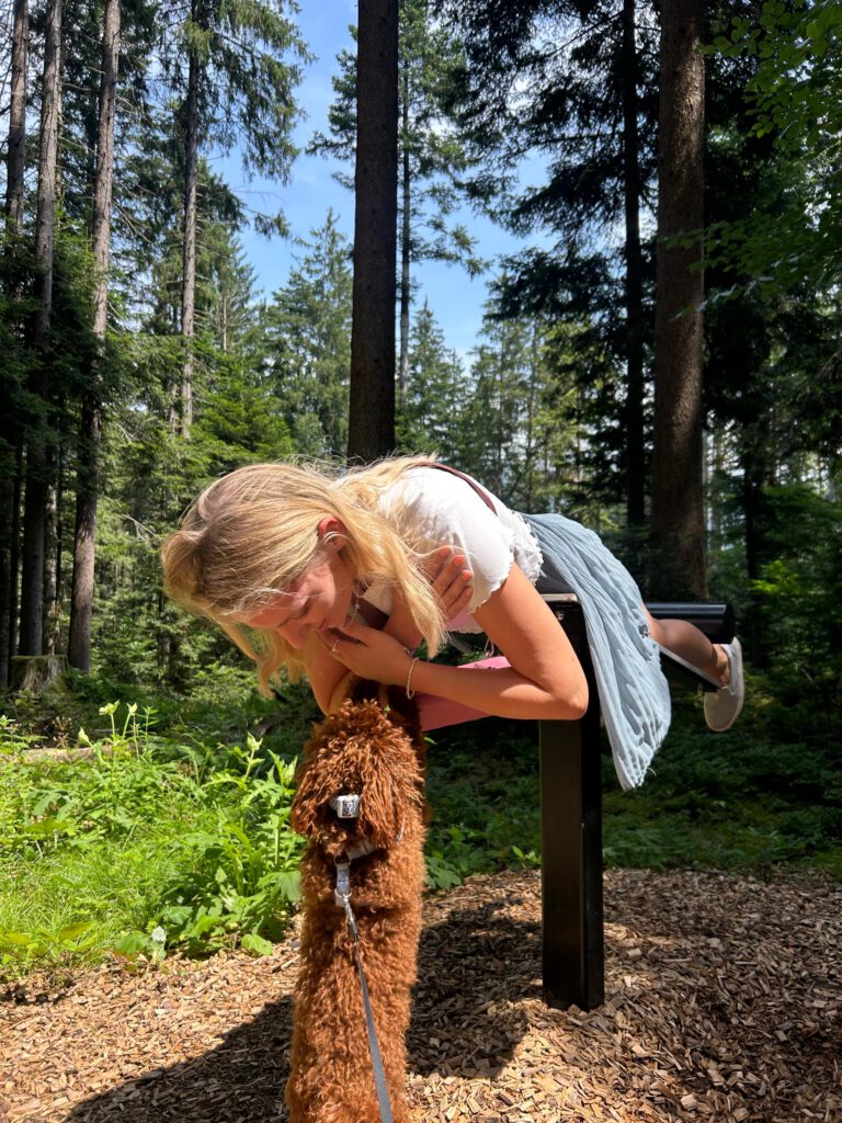 Christin Großheim macht Übung an Fitnessstation im Naturparkour Söll