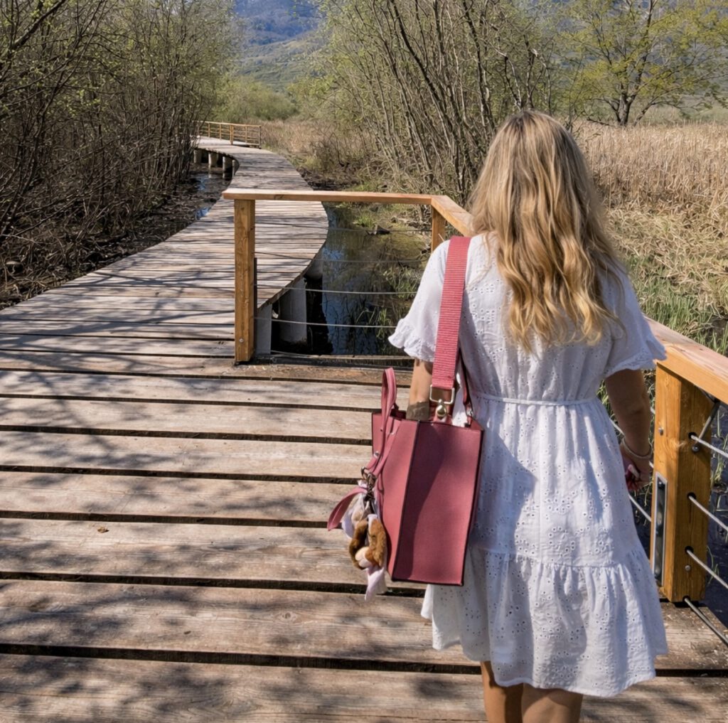 Christin Großheim auf Holzsteg durch Schilf Kalterer See Wanderung