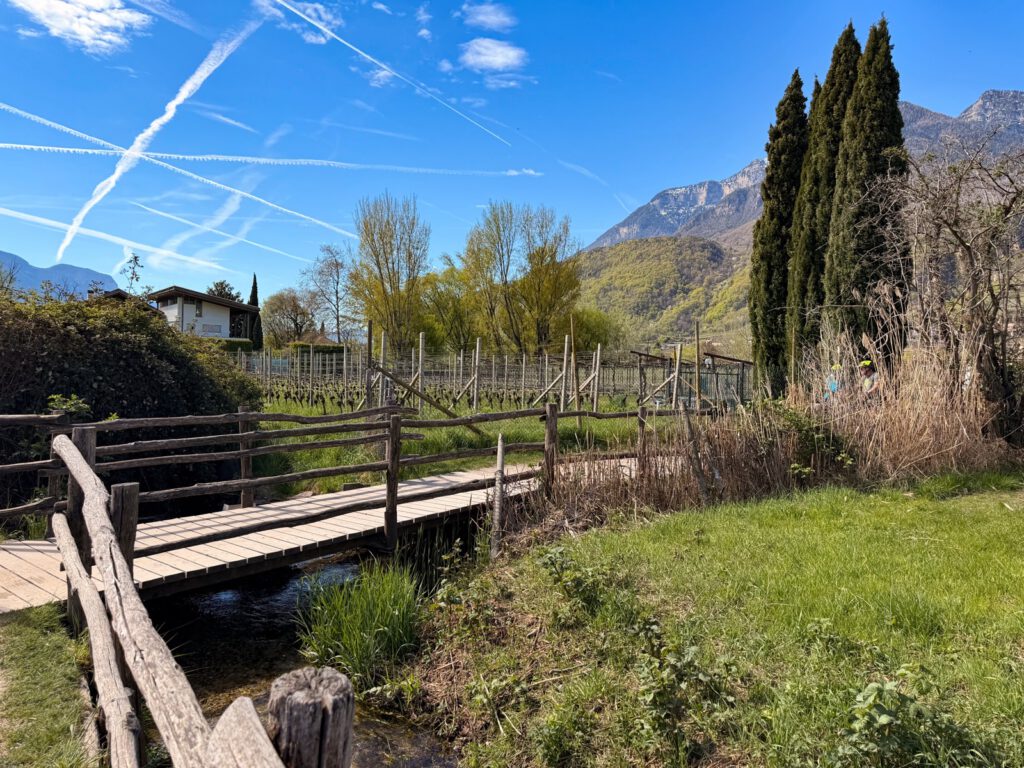 Holzbrücke über Bach Kalterer See Rundweg