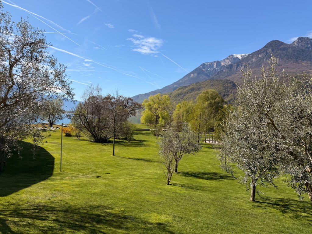 Garten Parc Hotel am See mit Blick auf Kalterer See
