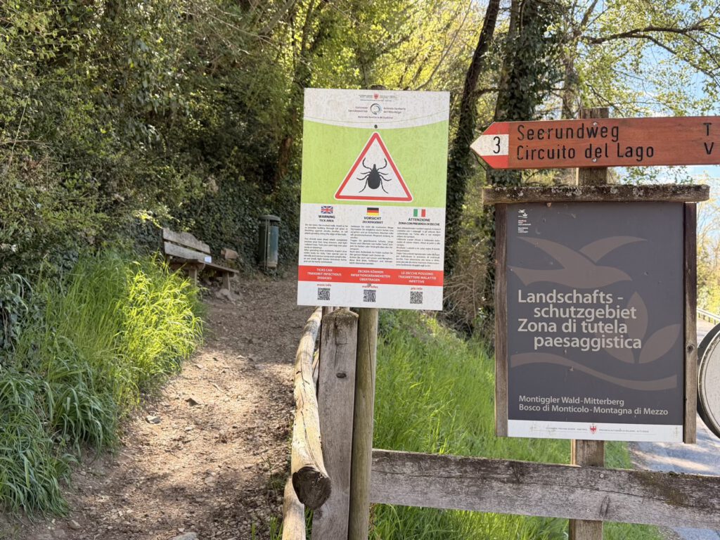 Wanderweg Schild Kalterer See Naturschutzgebiet und Zeckenzone