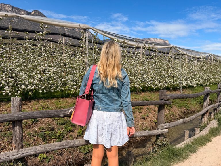 Christin Großheim vor Apfelblüte im Frühjahr Kalterer See