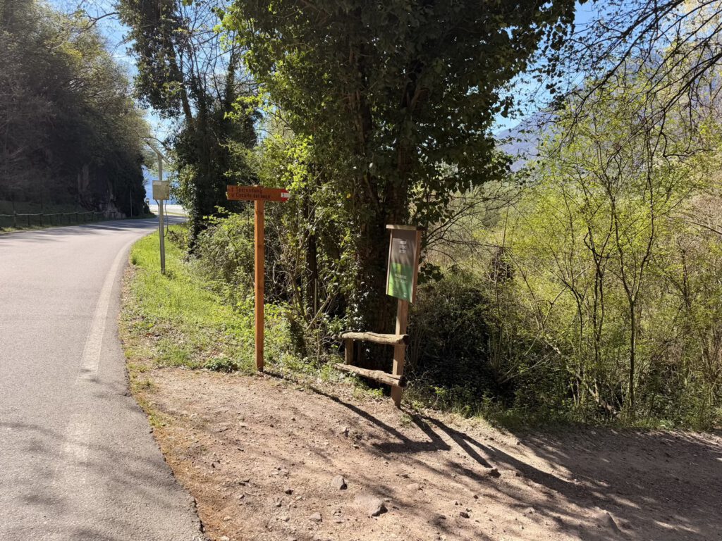 Wanderweg mit Wegweiser Kalterer See Rundtour