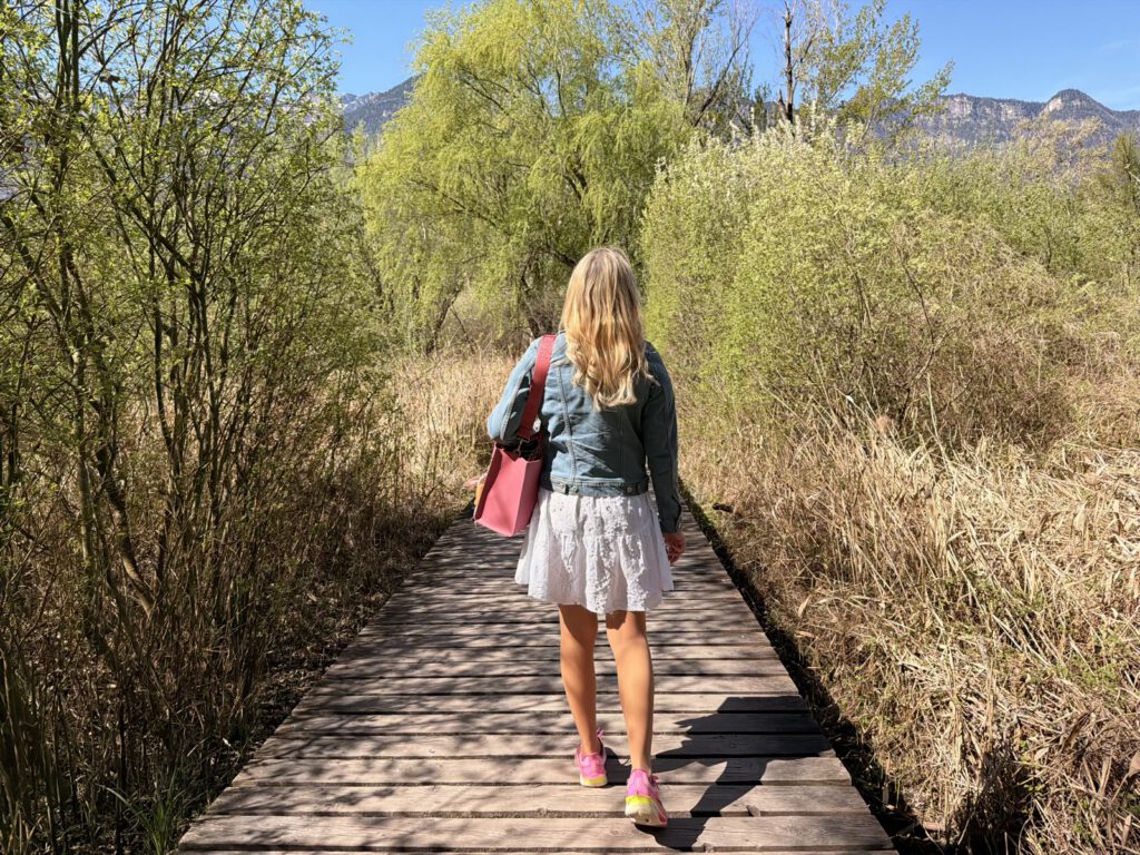 Holzsteg mit Christin Großheim Rundweg Kalterer See