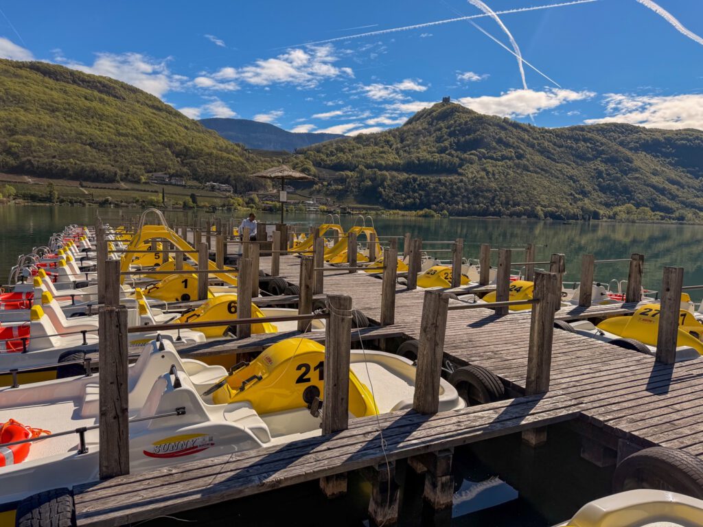 Steg am Kalterer See mit Bootsanleger und Tretboot Verleih