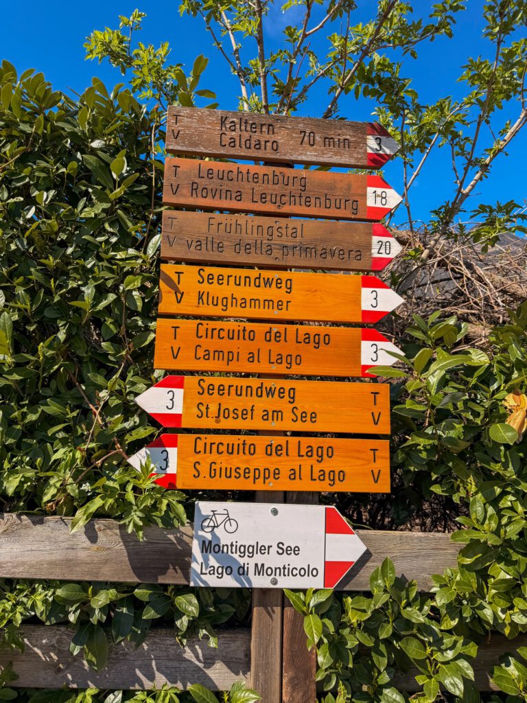 Wanderweg mit Wegweiser Kalterer See Rundtour